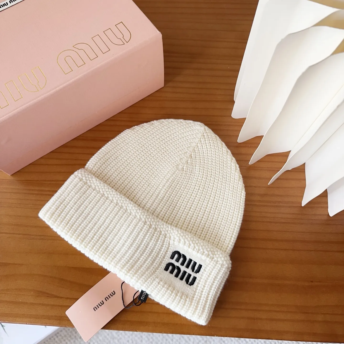 💰60 miumiu’s most popular knitted hat at the Miu Miu counter! Xiaohongshu’s new product is released, it’s so 🉑️, high-elastic fabric, classic colors, same style for men and women.