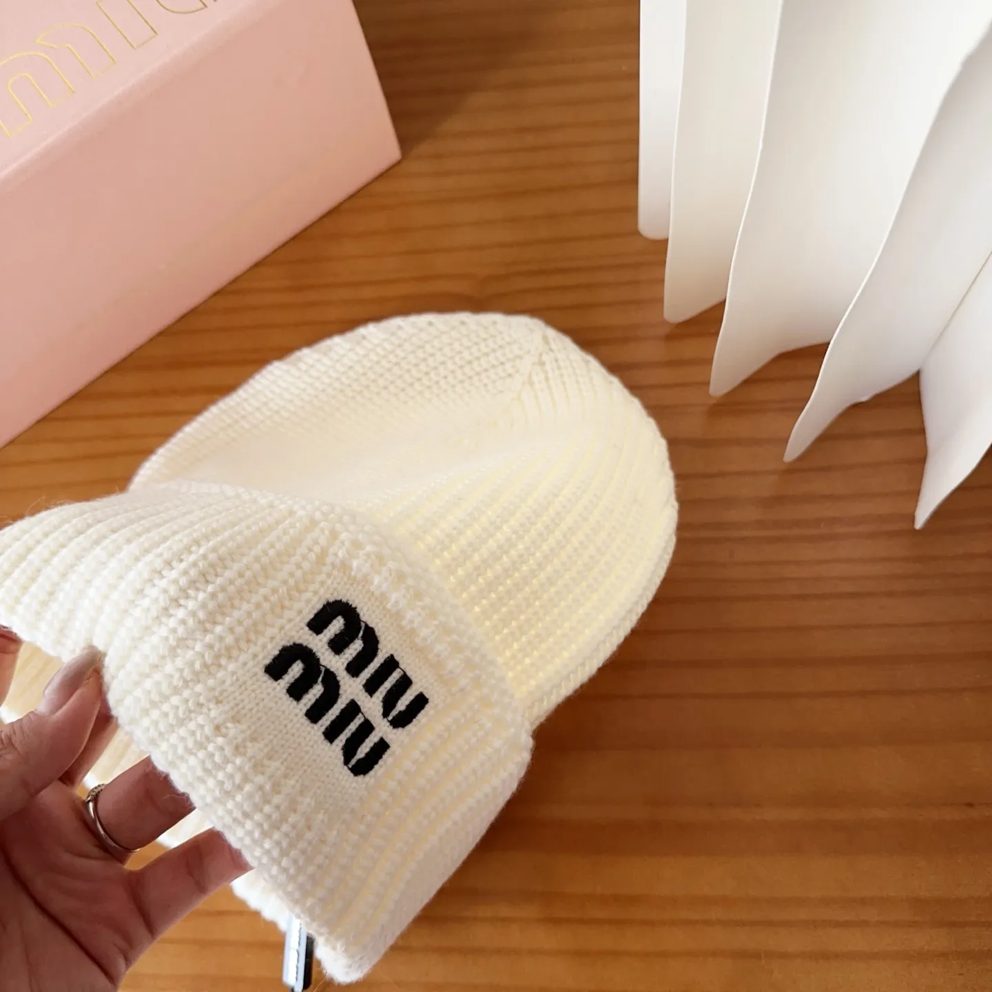 💰60 miumiu’s most popular knitted hat at the Miu Miu counter! Xiaohongshu’s new product is released, it’s so 🉑️, high-elastic fabric, classic colors, same style for men and women.