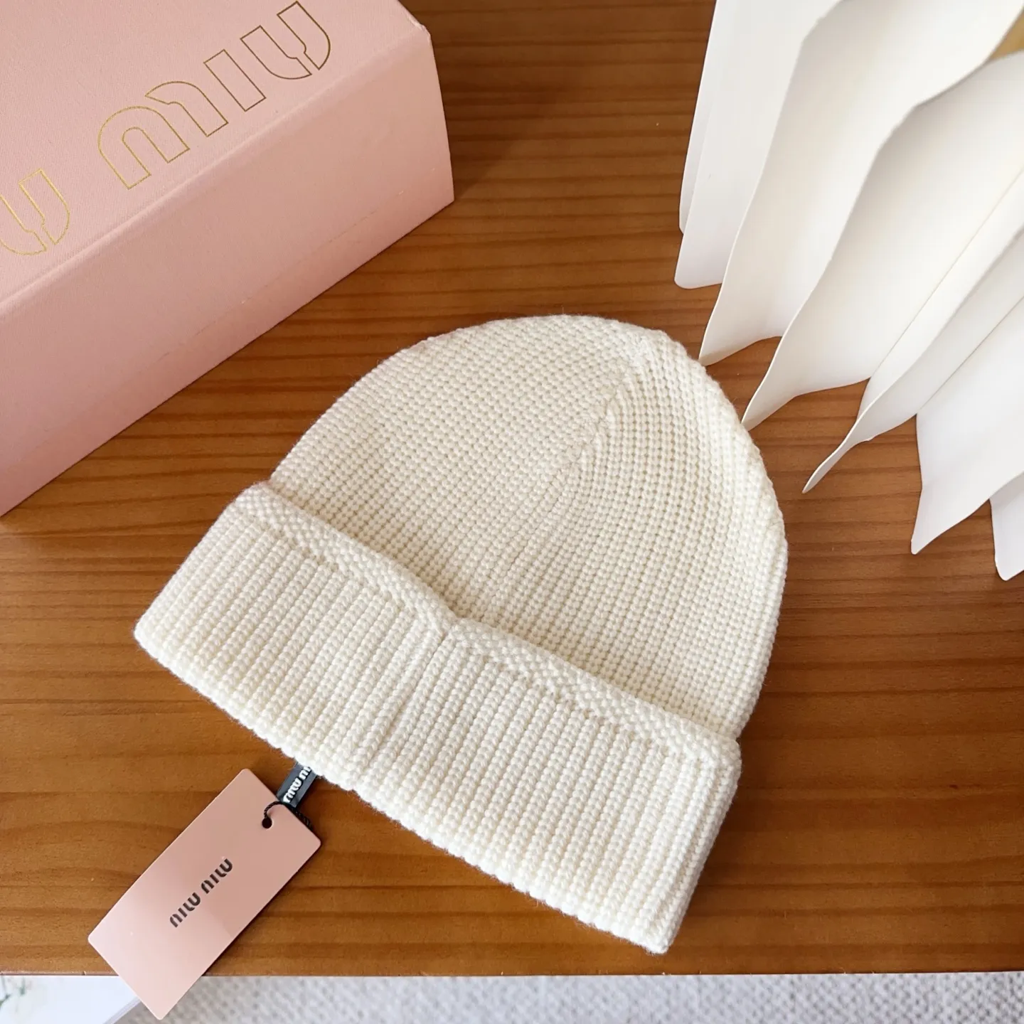 💰60 miumiu’s most popular knitted hat at the Miu Miu counter! Xiaohongshu’s new product is released, it’s so 🉑️, high-elastic fabric, classic colors, same style for men and women.