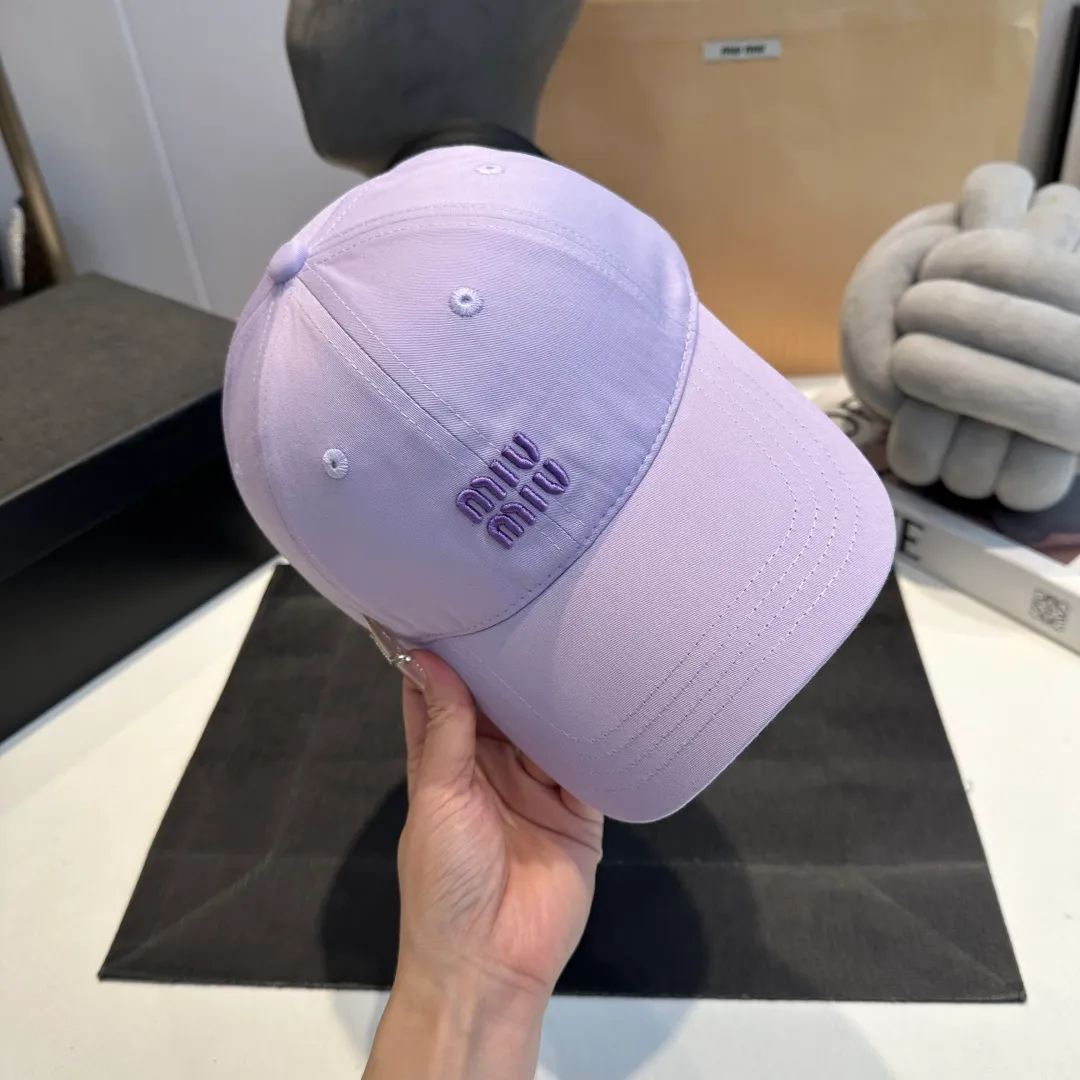 P56 miumiu's new candy-colored summer baseball cap. Color matchmaker. It's so confusing. Add a few more colors and match them as you like.
