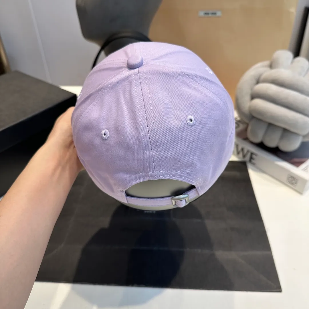 P56 miumiu's new candy-colored summer baseball cap. Color matchmaker. It's so confusing. Add a few more colors and match them as you like.