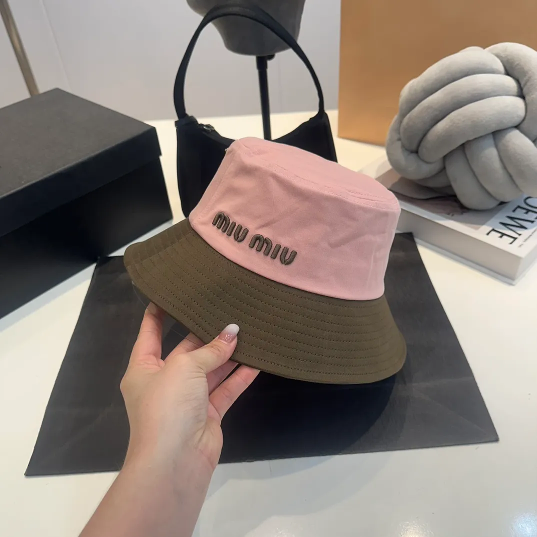 P56 MiuMiu Miu Miu girl's daily bucket hat. A very versatile baseball cap. Classic embroidered logo. Versatile and fashionable.