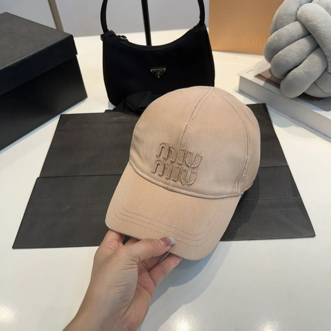 P60 MiuMiu Miu Miu girl's daily baseball cap. A very versatile baseball cap. Classic embroidered logo. Versatile and fashionable.