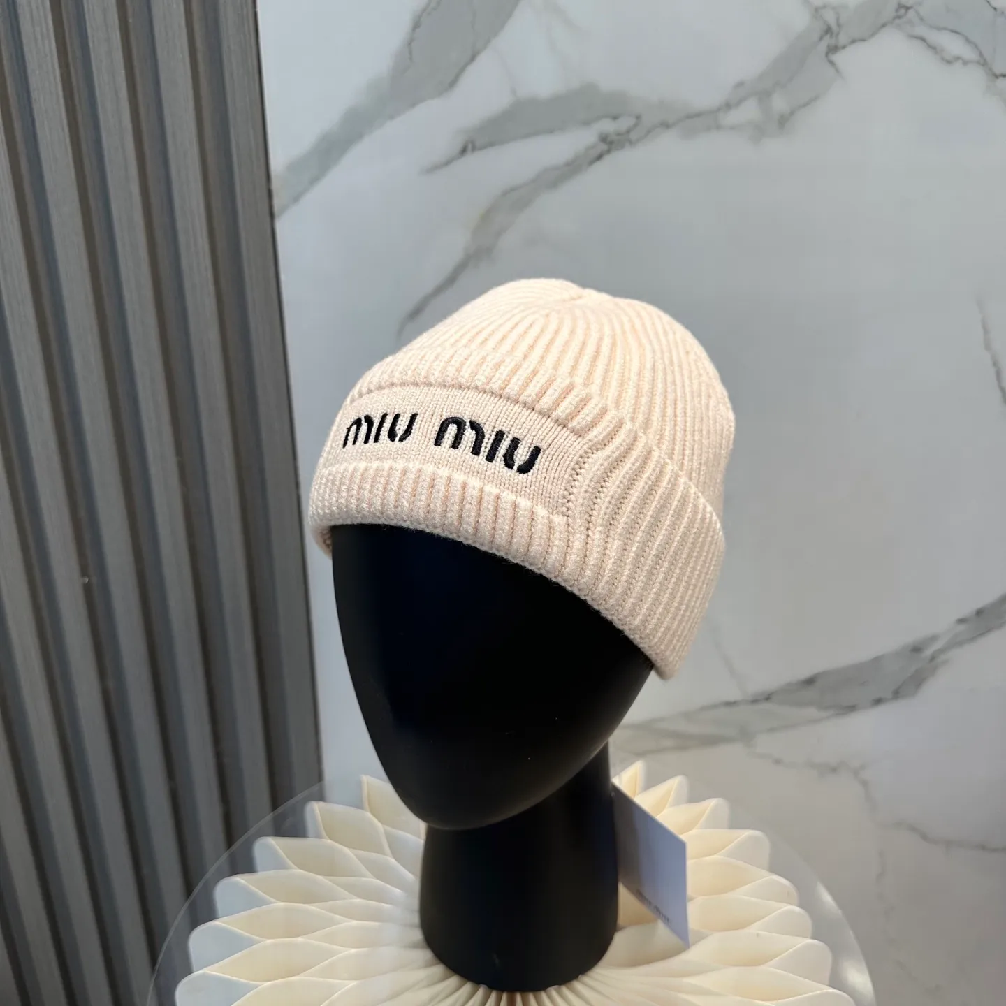 P66 miumiu Miu Miu counter's popular embroidered logo knitted hat! Xiaohongshu’s new product is released, it’s so 🉑️, high-elastic fabric, classic color