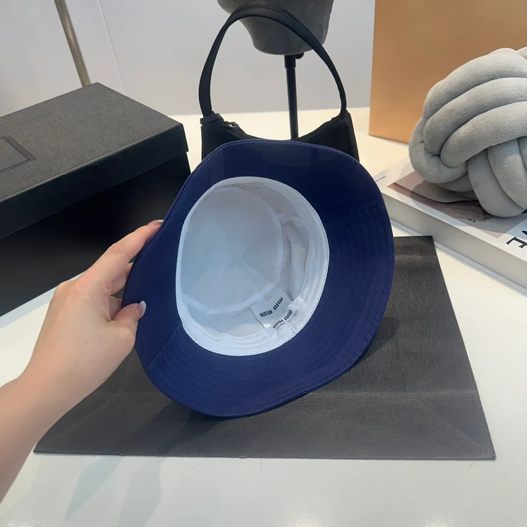 P56 MiuMiu Miu Miu girl's daily bucket hat. A very versatile baseball cap. Classic embroidered logo. Versatile and fashionable.