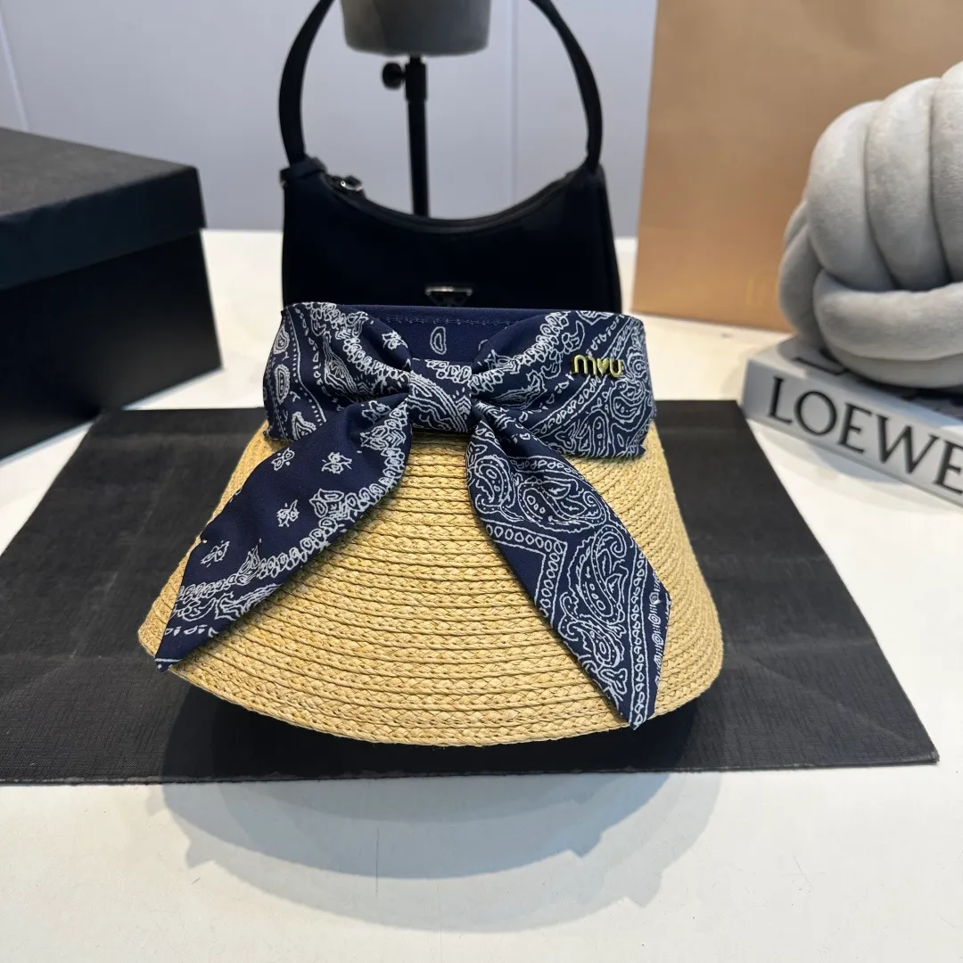 P60 miumiu empty top hat, a must-have item in summer, because it is so easy to match, and it is really super artistic in summer when paired with cool summer style ~ Just wear a little white skirt and you can attract the attention of blockbusters ~