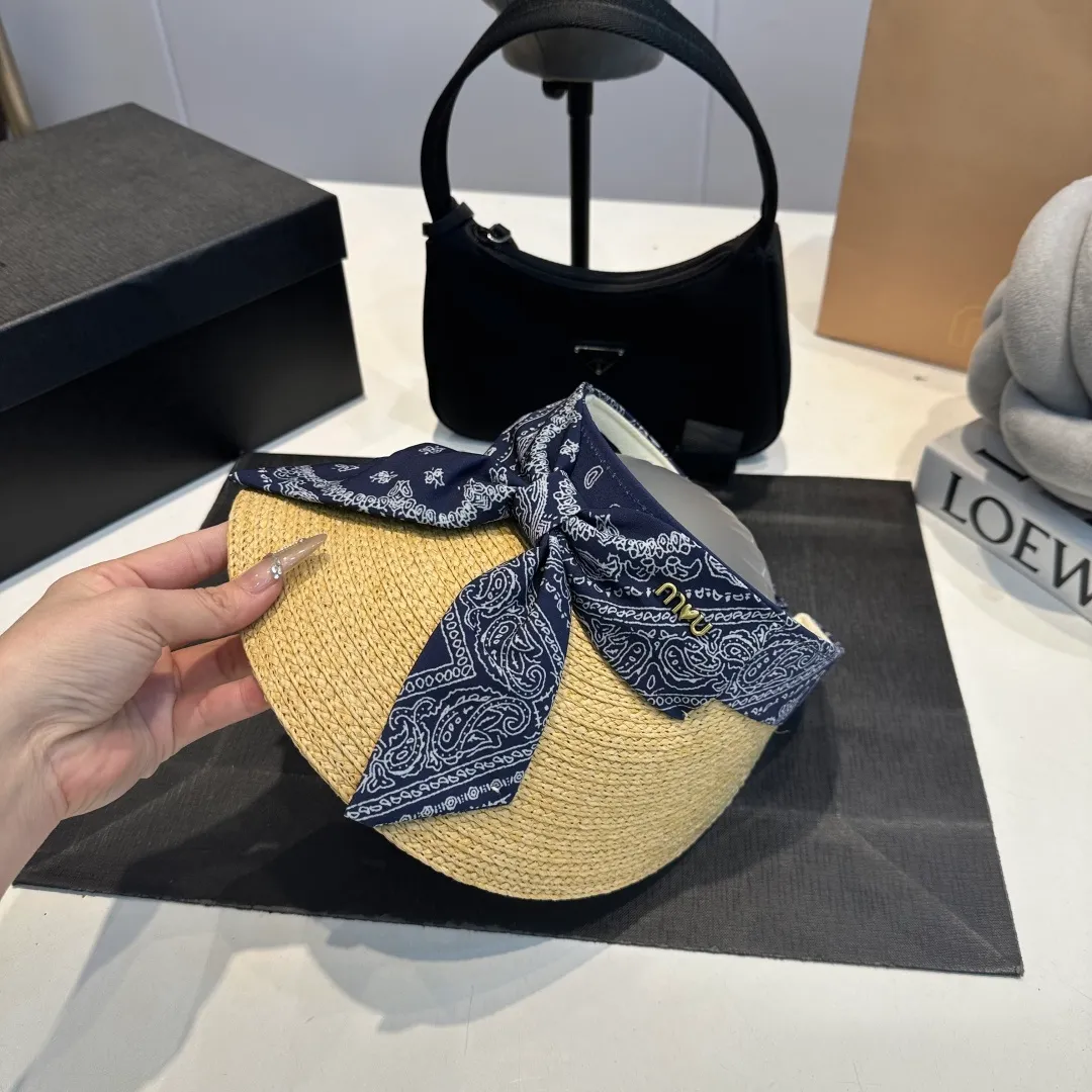 P60 miumiu empty top hat, a must-have item in summer, because it is so easy to match, and it is really super artistic in summer when paired with cool summer style ~ Just wear a little white skirt and you can attract the attention of blockbusters ~