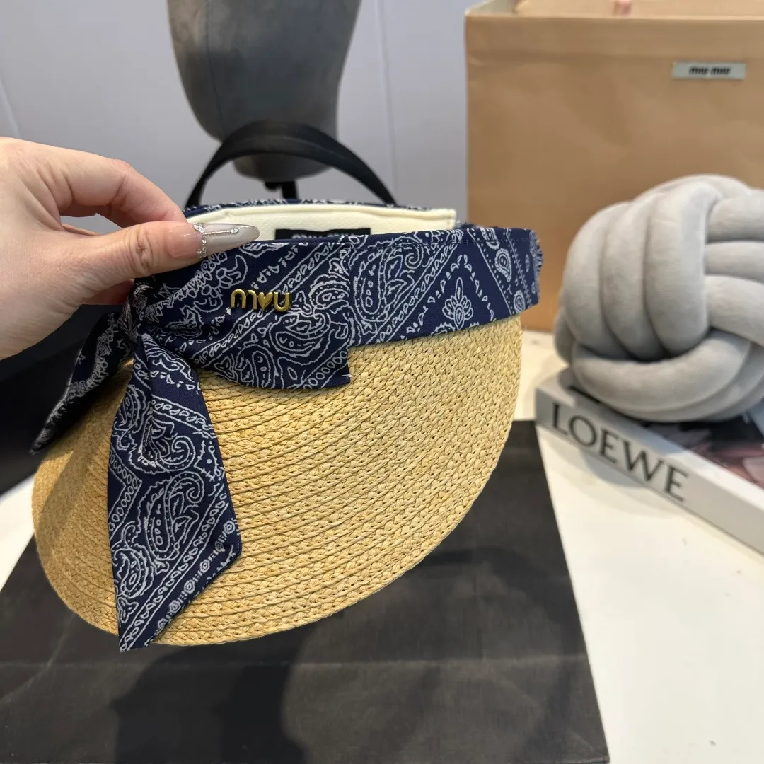 P60 miumiu empty top hat, a must-have item in summer, because it is so easy to match, and it is really super artistic in summer when paired with cool summer style ~ Just wear a little white skirt and you can attract the attention of blockbusters ~