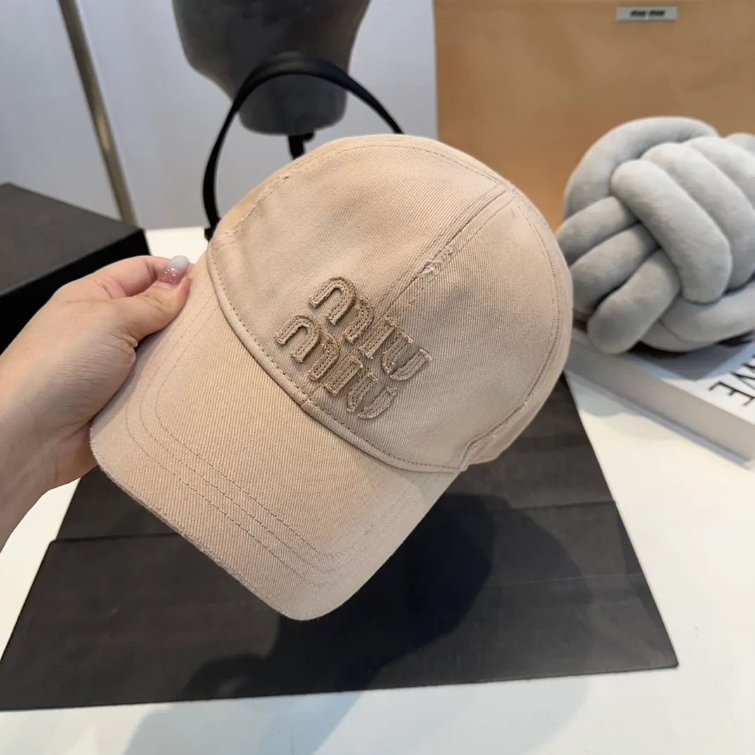 P60 MiuMiu Miu Miu girl's daily baseball cap. A very versatile baseball cap. Classic embroidered logo. Versatile and fashionable.