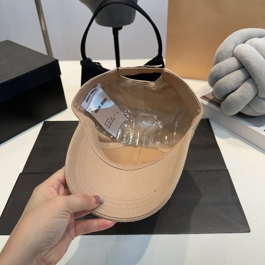 P60 MiuMiu Miu Miu girl's daily baseball cap. A very versatile baseball cap. Classic embroidered logo. Versatile and fashionable.