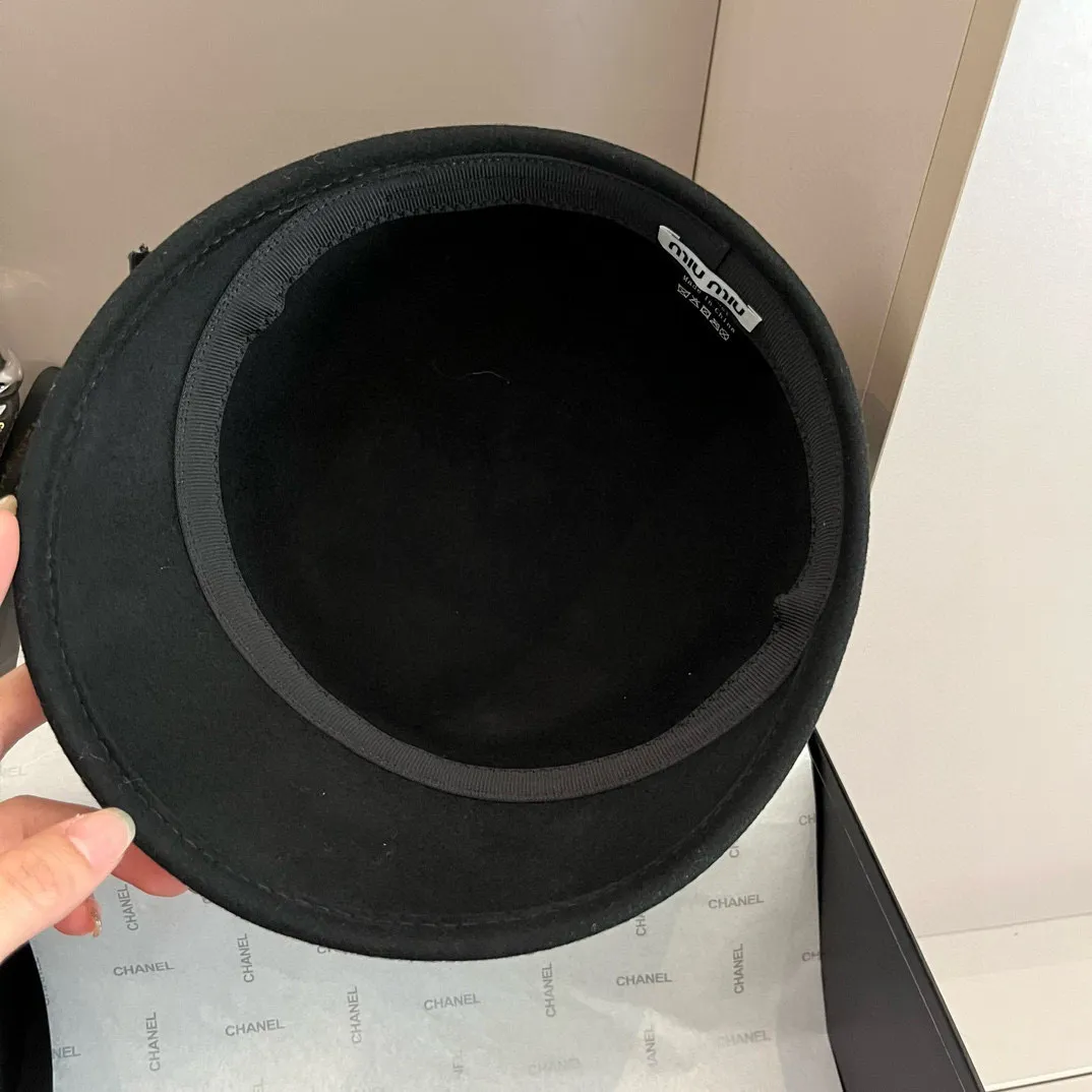 💰180¥ Black miumiu 2024 autumn and winter new wool 🦙 peaked cap, 100% wool fabric%, head circumference 57cm
