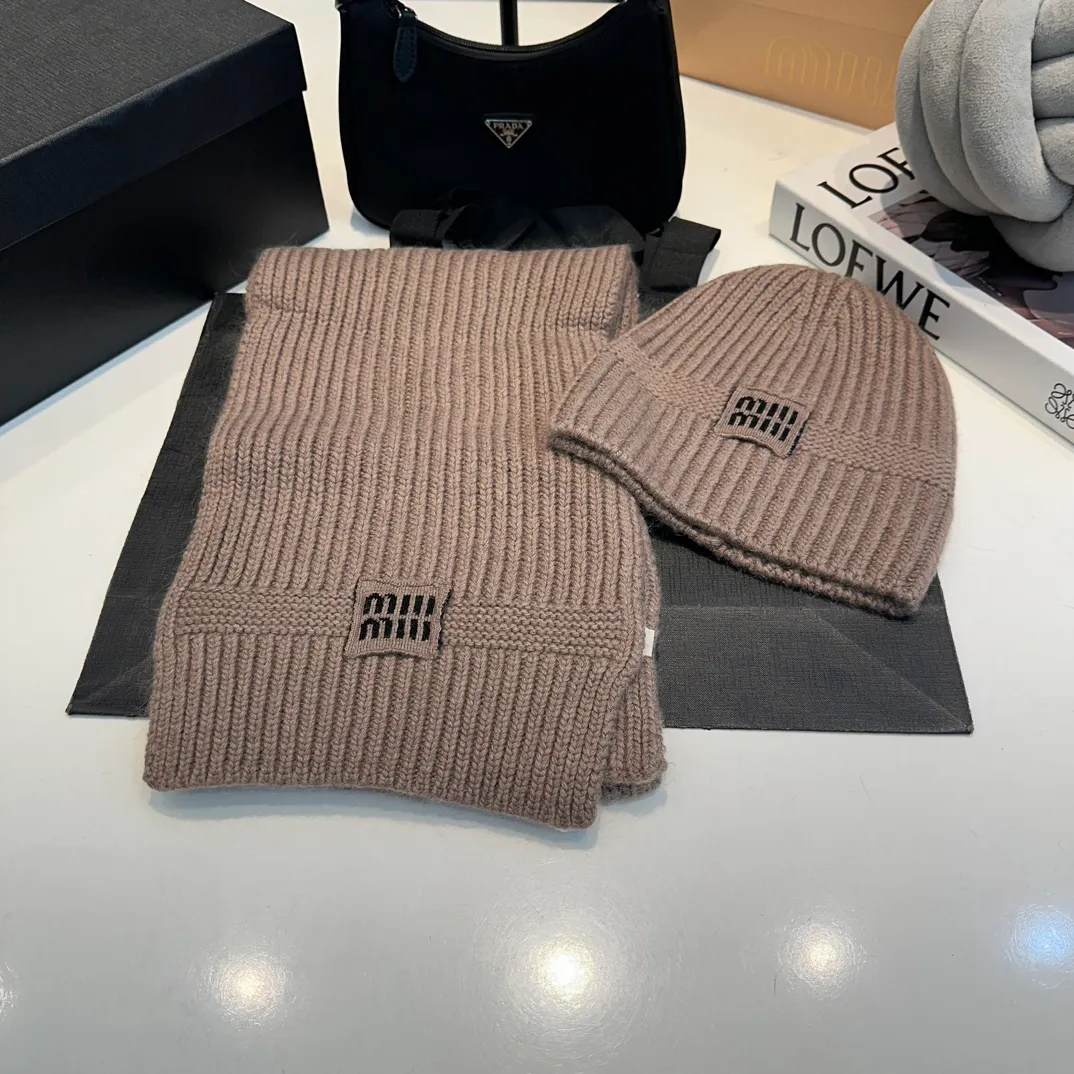 P200 miumiu two-piece knitted hat set, popular at Miumiu counter. Hat + scarf. New product released by Xiaohongshu. Very warm. High-elastic fabric. Classic colors. Same style for men and women.