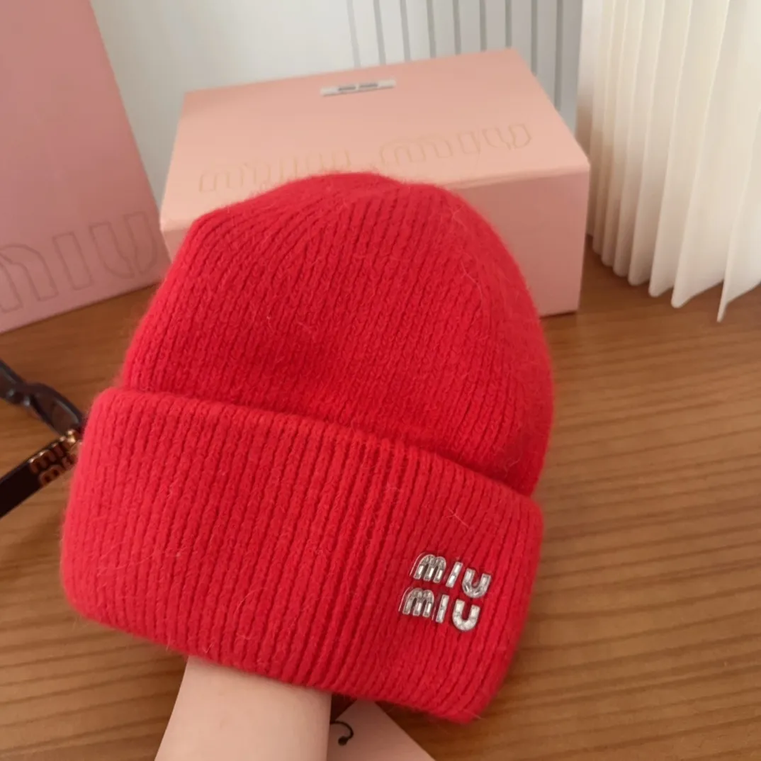 💰56 miumiu🐰Angora rabbit fur autumn and winter woolen hat This high-grade gray dyeing is very difficult to dye! What's more, the material of rabbit fur is like starting from scratch! Highly recommend to everyone. This hat goes well with any type of clothing. It can be both casual and sweet!