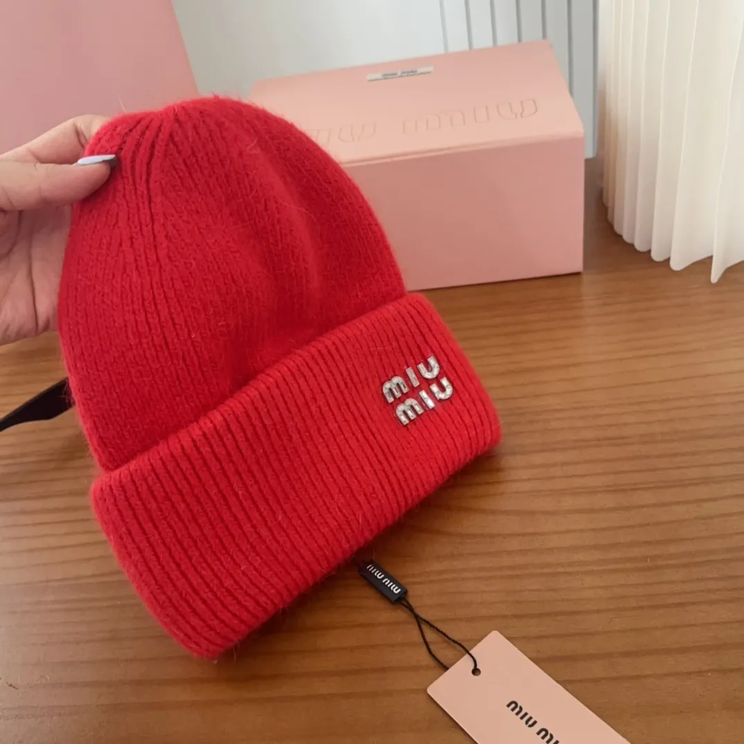 💰56 miumiu🐰Angora rabbit fur autumn and winter woolen hat This high-grade gray dyeing is very difficult to dye! What's more, the material of rabbit fur is like starting from scratch! Highly recommend to everyone. This hat goes well with any type of clothing. It can be both casual and sweet!