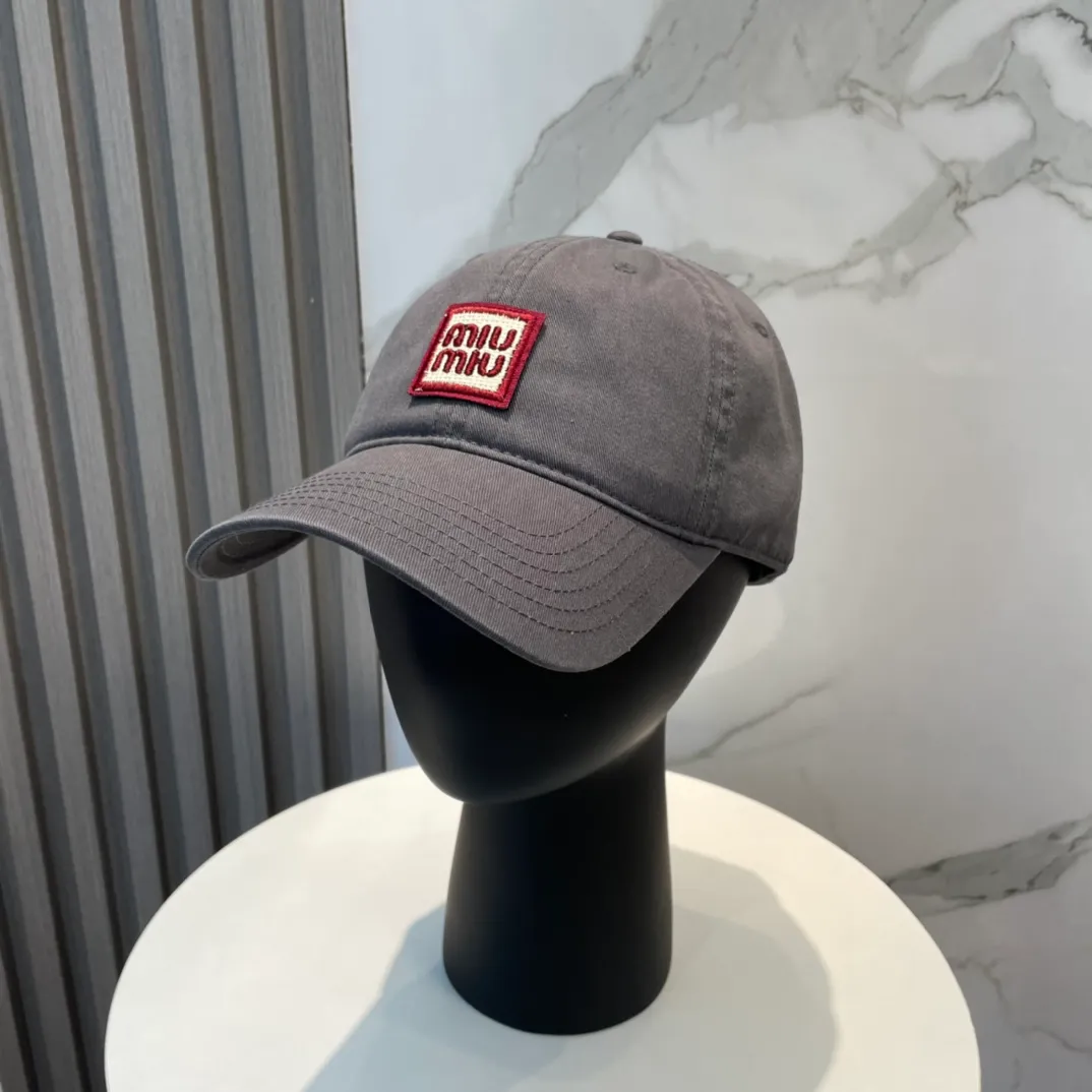 P50 miumiu new plain baseball cap, the hottest color at the moment - full of street style! Trendy and versatile, Xiaohongshu grows grass, poison, get your boyfriend, and cool together