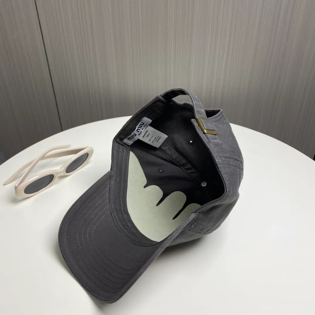 P50 miumiu new plain baseball cap, the hottest color at the moment - full of street style! Trendy and versatile, Xiaohongshu grows grass, poison, get your boyfriend, and cool together
