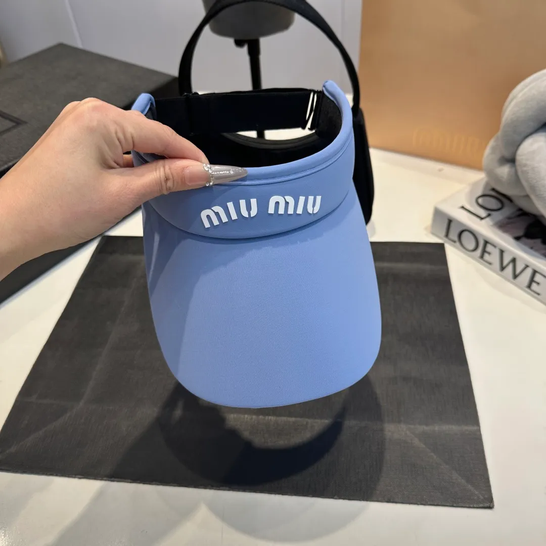 P50 miumiu empty top sun hat, clean silhouette design! Wearing it on any face shape will look like a slap in the face! It not only protects you from the sun but also increases the height of your skull. The key is that it doesn’t block your view at all! It’s suitable for sports or traveling.