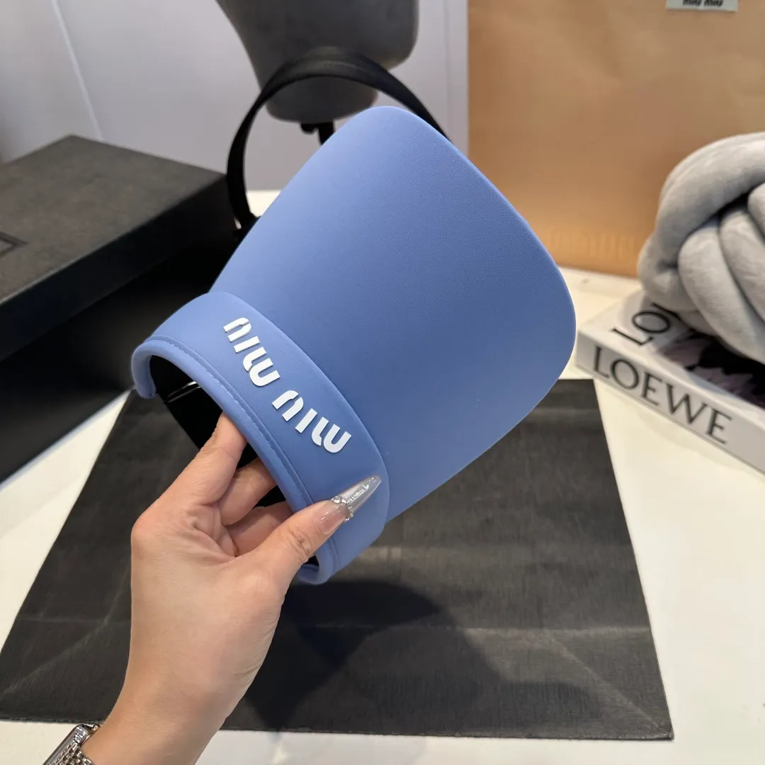 P50 miumiu empty top sun hat, clean silhouette design! Wearing it on any face shape will look like a slap in the face! It not only protects you from the sun but also increases the height of your skull. The key is that it doesn’t block your view at all! It’s suitable for sports or traveling.