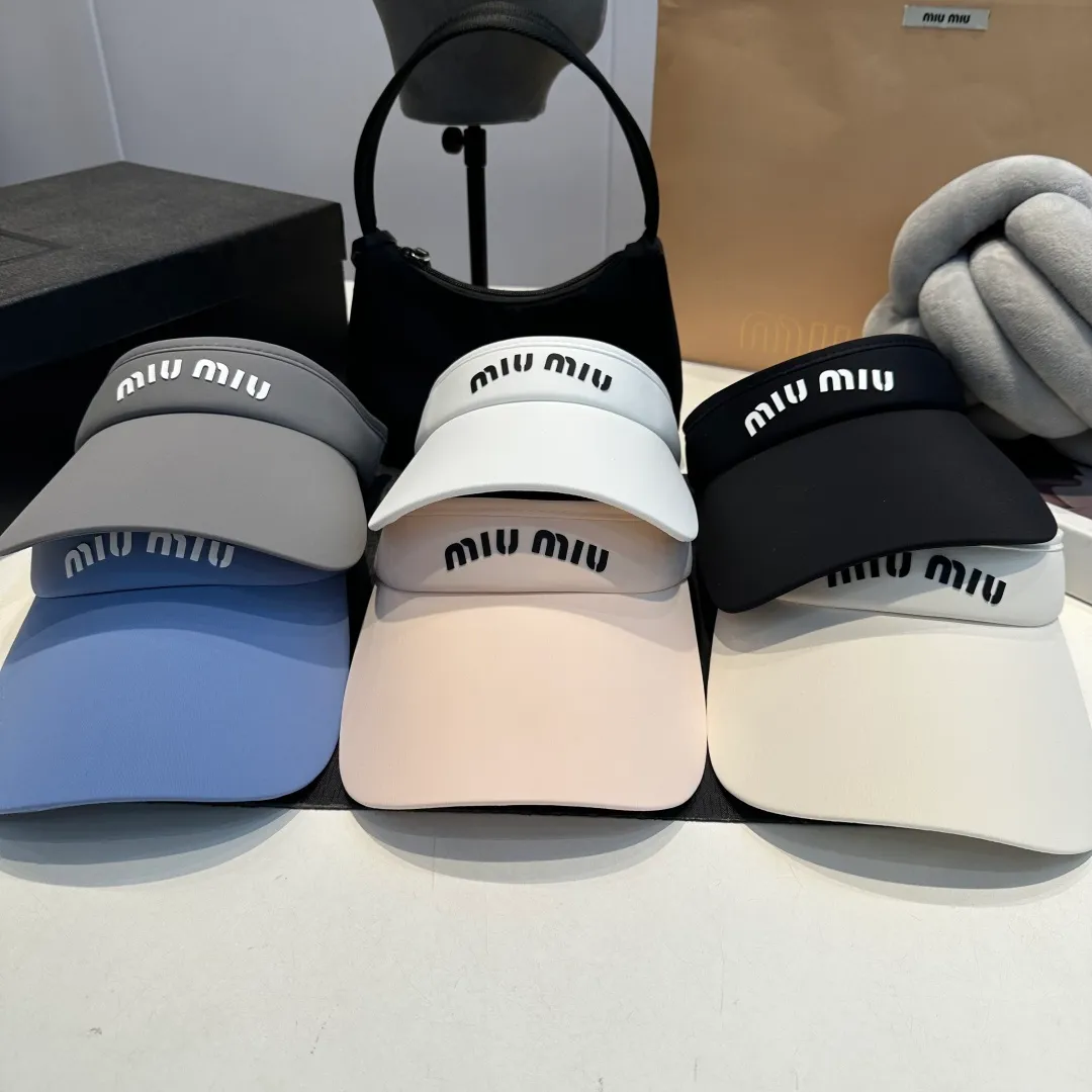 P50 miumiu empty top sun hat, clean silhouette design! Wearing it on any face shape will look like a slap in the face! It not only protects you from the sun but also increases the height of your skull. The key is that it doesn’t block your view at all! It’s suitable for sports or traveling.
