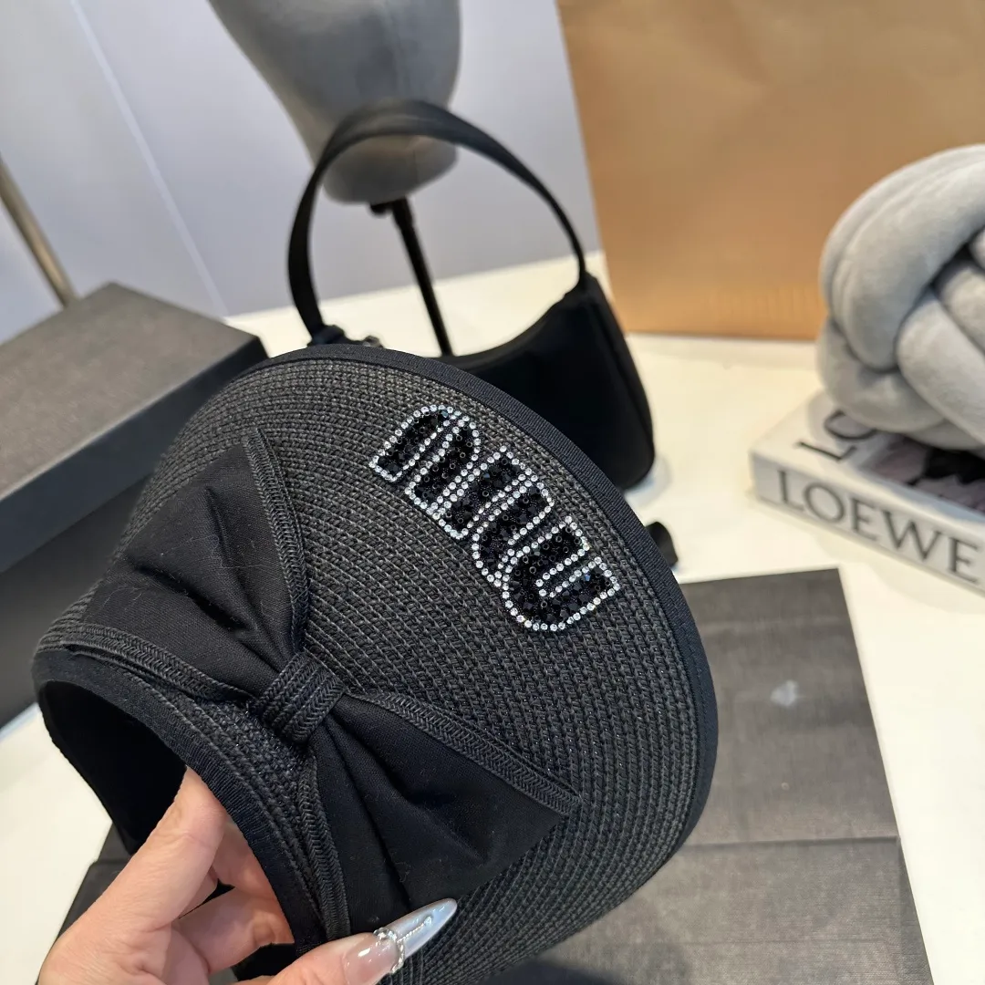 P80 miumiu empty top hat, a must-have item in summer, because it is so easy to match, and it is really super artistic in summer when paired with cool summer style ~ Just wear a little white skirt and you can attract the attention of blockbusters ~