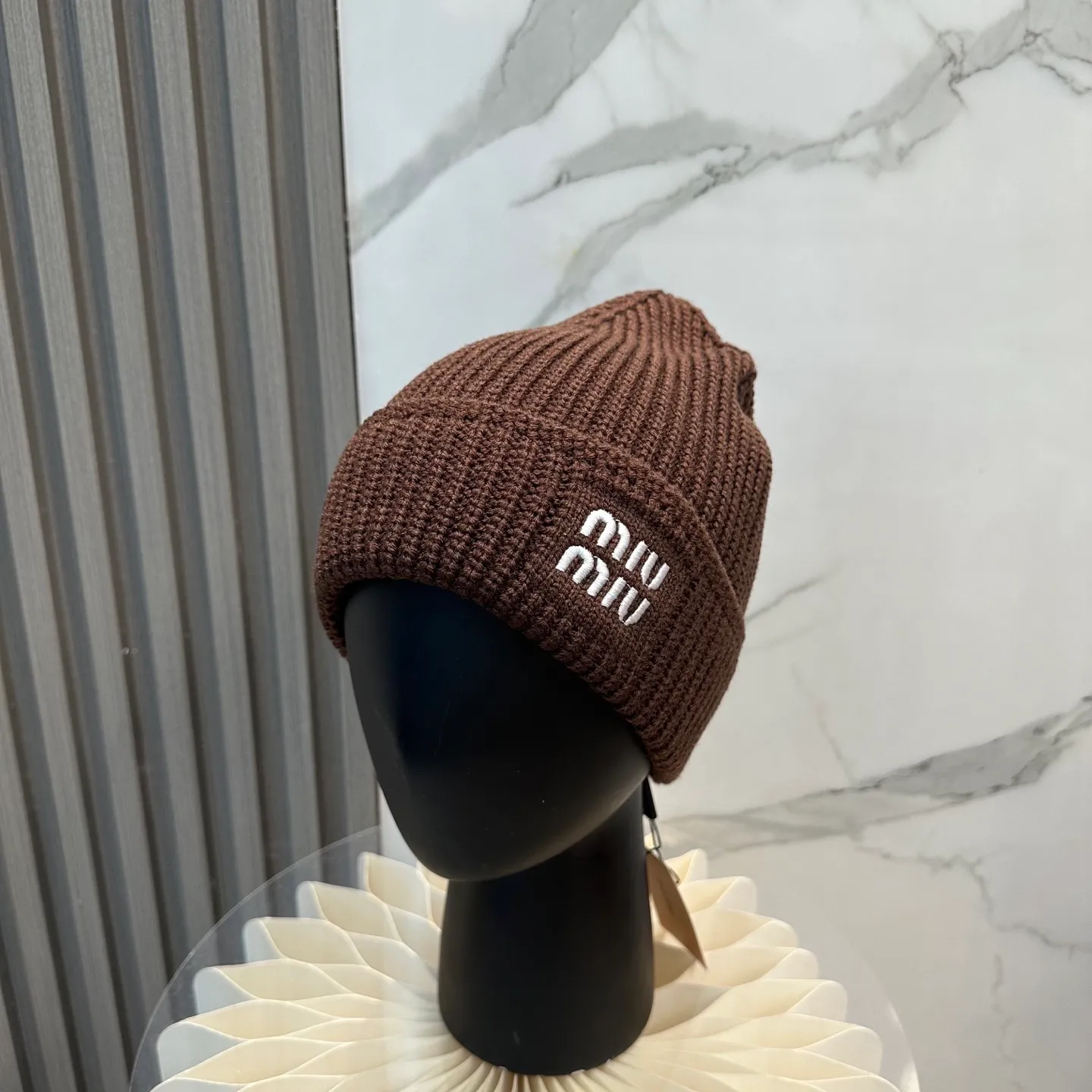 P60 miumiu Miu Miu counter's most popular wool embroidered logo knitted hat! Xiaohongshu’s new product is released, it’s so 🉑️, high-elastic fabric, classic colors, same style for men and women.