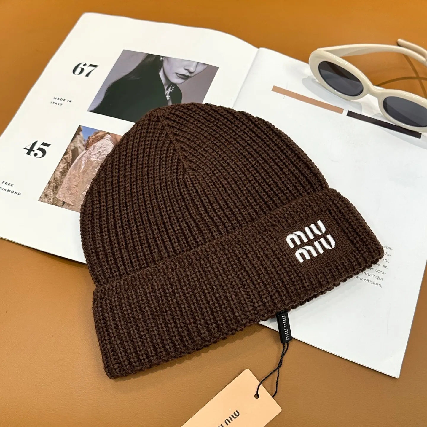 P60 miumiu Miu Miu counter's most popular wool embroidered logo knitted hat! Xiaohongshu’s new product is released, it’s so 🉑️, high-elastic fabric, classic colors, same style for men and women.