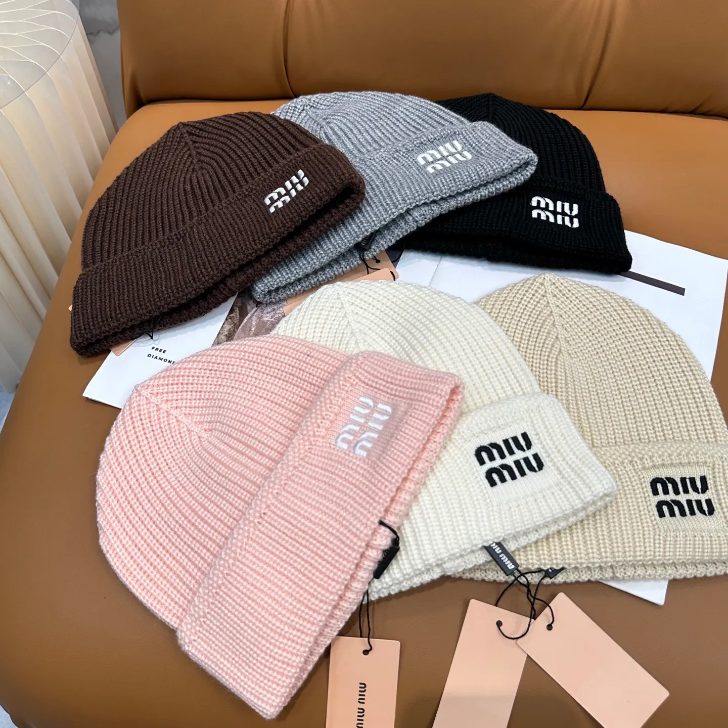 P60 miumiu Miu Miu counter's most popular wool embroidered logo knitted hat! Xiaohongshu’s new product is released, it’s so 🉑️, high-elastic fabric, classic colors, same style for men and women.