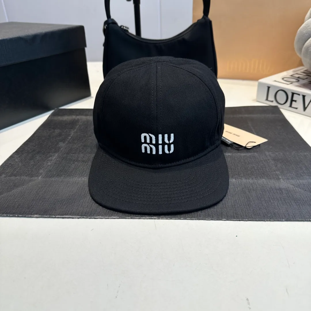 P80 synchronized with Miumiu counters. Colorful drawstring baseball cap. Miumiu new baseball cap. Popular style at the moment. Full of street style. Trendy and versatile. Xiaohongshuzhongcao. Get your boyfriend and be cool together. Highly recommended to everyone. Head circumference 55-58cm. Size can be adjusted.