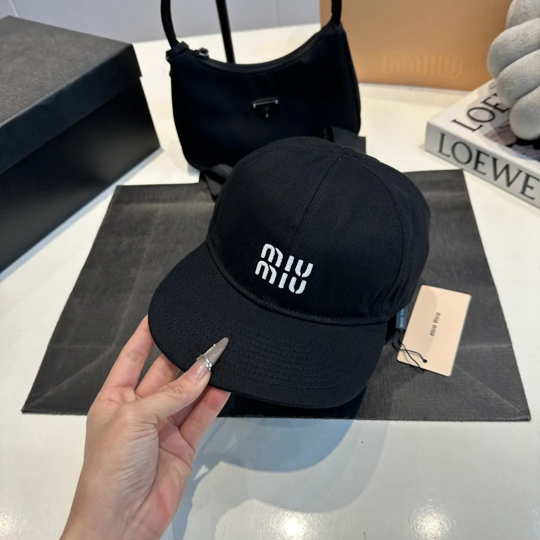 P80 synchronized with Miumiu counters. Colorful drawstring baseball cap. Miumiu new baseball cap. Popular style at the moment. Full of street style. Trendy and versatile. Xiaohongshuzhongcao. Get your boyfriend and be cool together. Highly recommended to everyone. Head circumference 55-58cm. Size can be adjusted.
