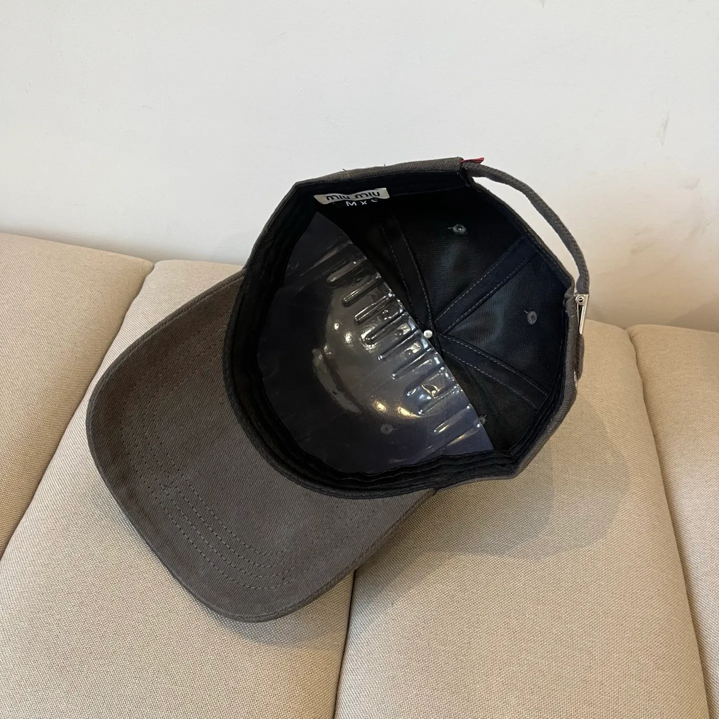 P70 miumiu original spring and summer new baseball cap, authentic mold-making and custom-made, the original workmanship is meticulous and the quality is superb!