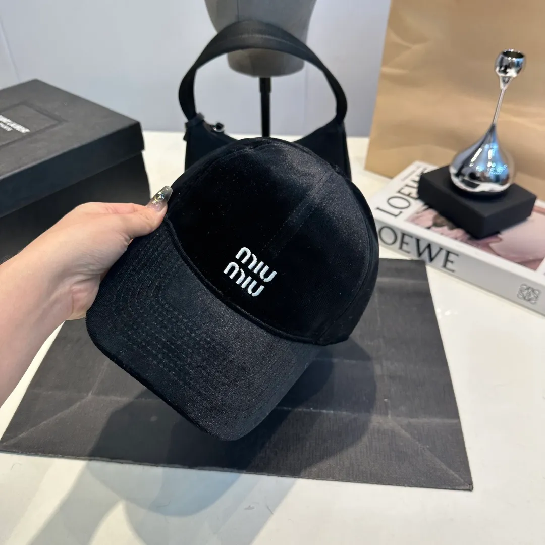 P60 miumiu 25 autumn and winter new velvet letter embroidered baseball cap