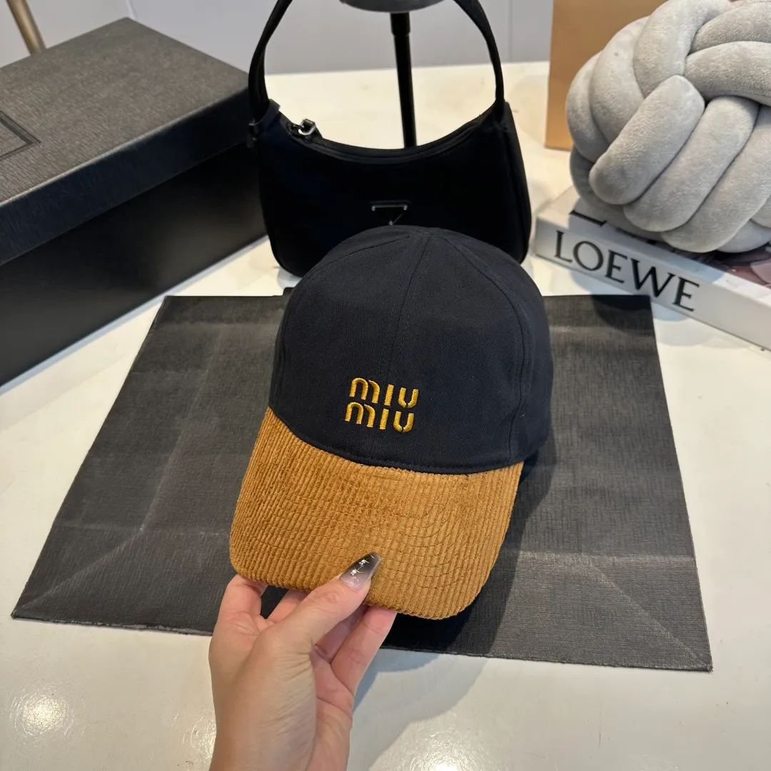 P60 MIU MIU new baseball cap This denim denim baseball cap is decorated with MIUMIU Cruise embroidered micro logo on the side, highlighting the simple brand style and creating a refined, comfortable and charming look.