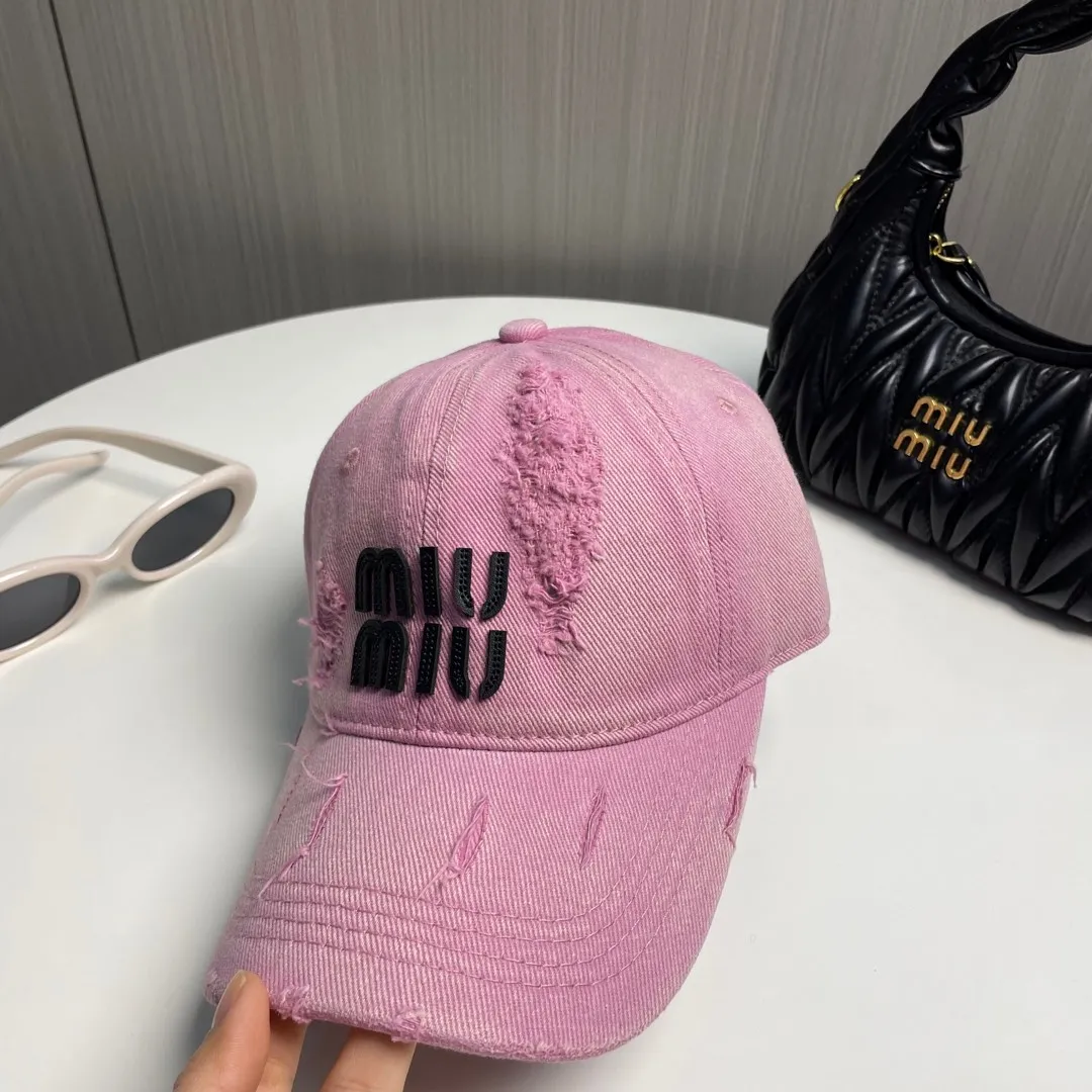 P56 MIUMIU～25 spring new baseball cap This hat is so beautiful! The hole design adds a bit of casualness and uninhibitedness, allowing you to easily wear it with casual wear or sportswear.