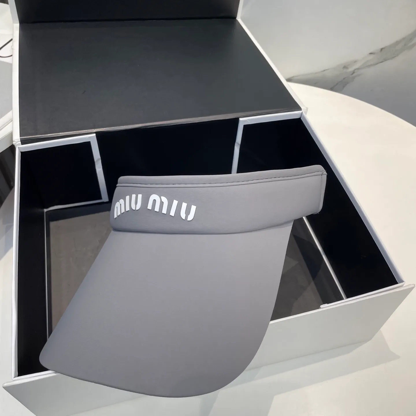 P60miumiuMiu Miu💞 Summer ice silk empty top hat. The empty top sun protection hat does not delay the ponytail~ The ice silk fabric is practical and beautiful! The design of the large brim can effectively block ultraviolet rays. Multiple colors available.