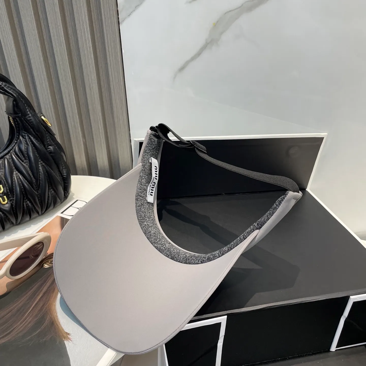 P60miumiuMiu Miu💞 Summer ice silk empty top hat. The empty top sun protection hat does not delay the ponytail~ The ice silk fabric is practical and beautiful! The design of the large brim can effectively block ultraviolet rays. Multiple colors available.