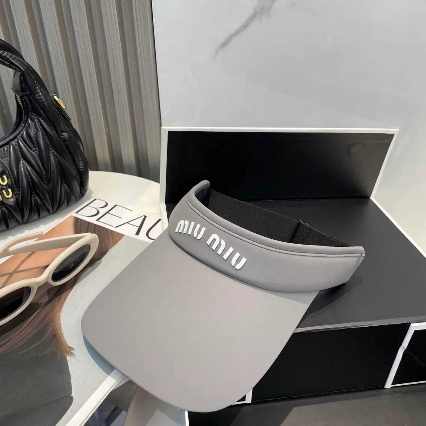 P60miumiuMiu Miu💞 Summer ice silk empty top hat. The empty top sun protection hat does not delay the ponytail~ The ice silk fabric is practical and beautiful! The design of the large brim can effectively block ultraviolet rays. Multiple colors available.