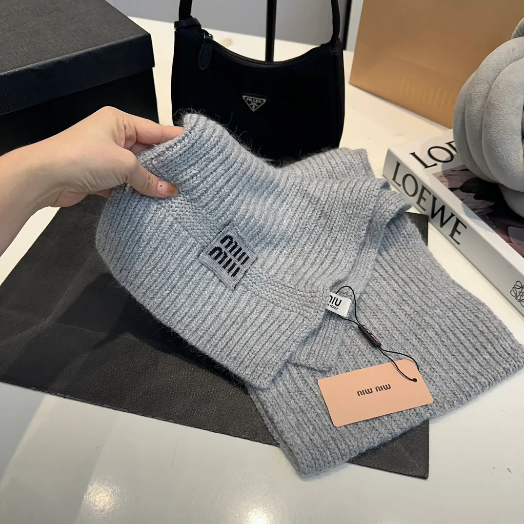 P200 miumiu two-piece knitted hat set, popular at Miumiu counter. Hat + scarf. New product released by Xiaohongshu. Very warm. High-elastic fabric. Classic colors. Same style for men and women.