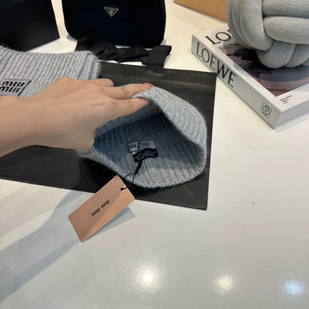 P200 miumiu two-piece knitted hat set, popular at Miumiu counter. Hat + scarf. New product released by Xiaohongshu. Very warm. High-elastic fabric. Classic colors. Same style for men and women.