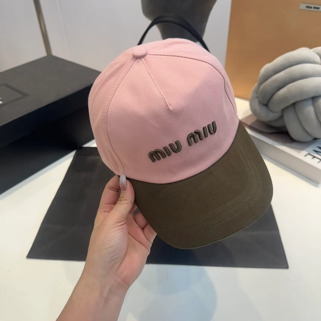 P56 MiuMiu Miu Miu girl's daily baseball cap. A very versatile baseball cap. Classic embroidered logo. Black and white contrasting colors. Versatile. Fashionable.