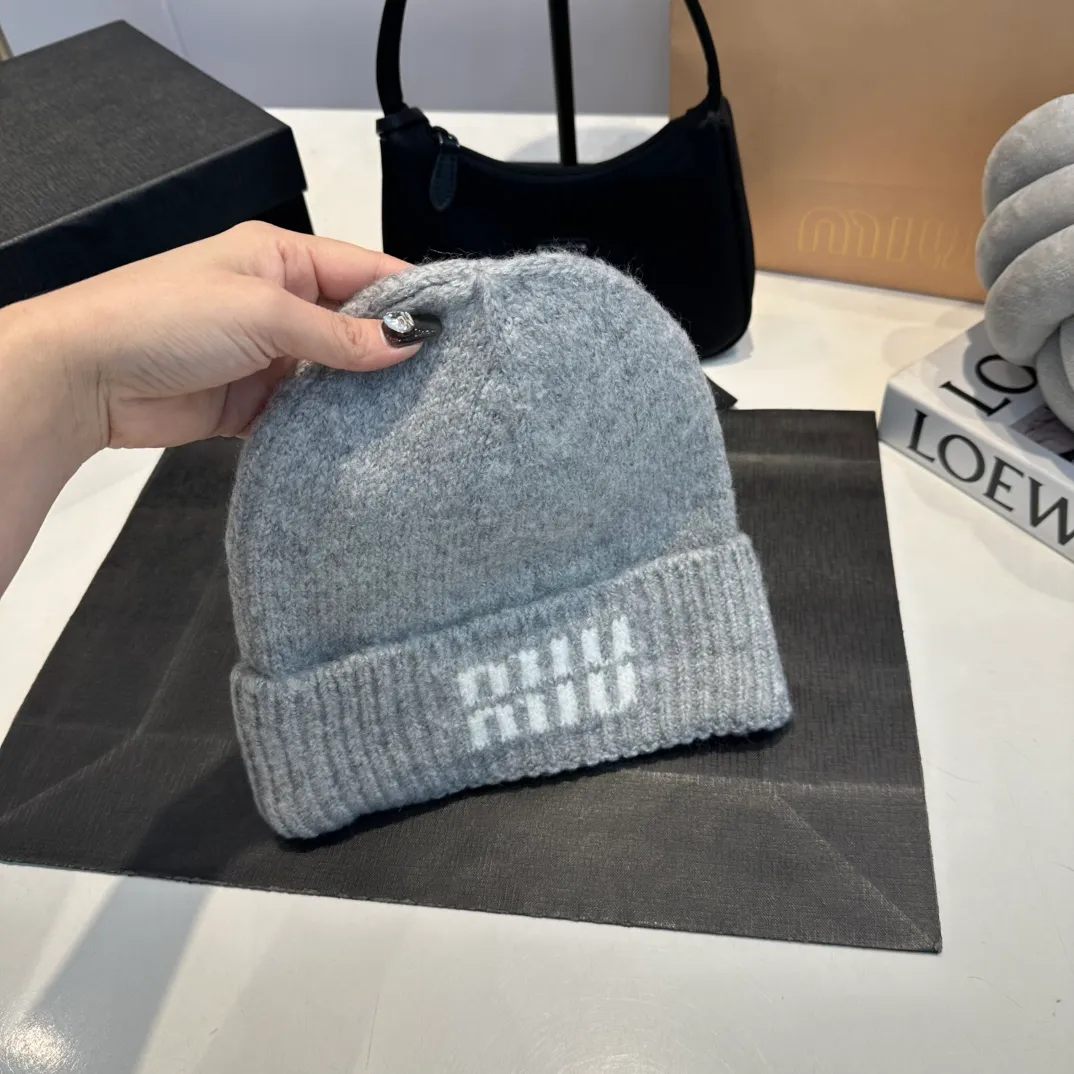 P56 miumiu Miu Miu counter new knitted woolen hat