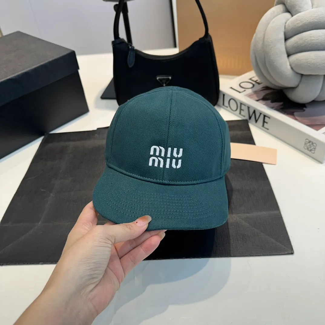 P80 official website miumiu details and quality matching baseball cap, 1:1 reproduction, please look for the only detailed matching in the high-end quality market, recommended by Xiaohongshu, fashionable and versatile, one that many celebrities like, very explosive, very popular, very good-looking!