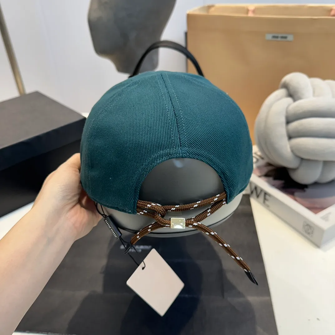 P80 official website miumiu details and quality matching baseball cap, 1:1 reproduction, please look for the only detailed matching in the high-end quality market, recommended by Xiaohongshu, fashionable and versatile, one that many celebrities like, very explosive, very popular, very good-looking!