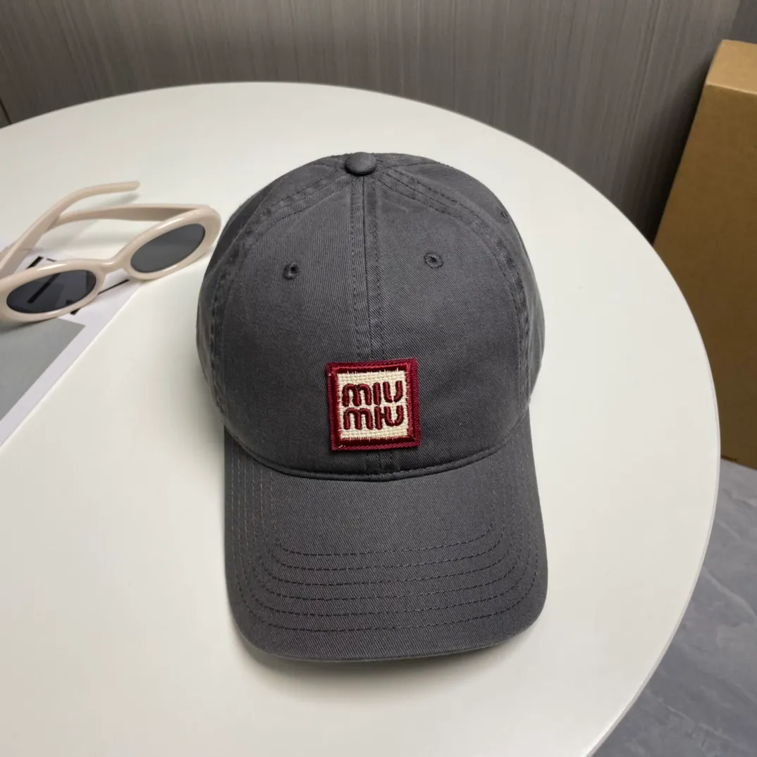 P50 miumiu new plain baseball cap, the hottest color at the moment - full of street style! Trendy and versatile, Xiaohongshu grows grass, poison, get your boyfriend, and cool together