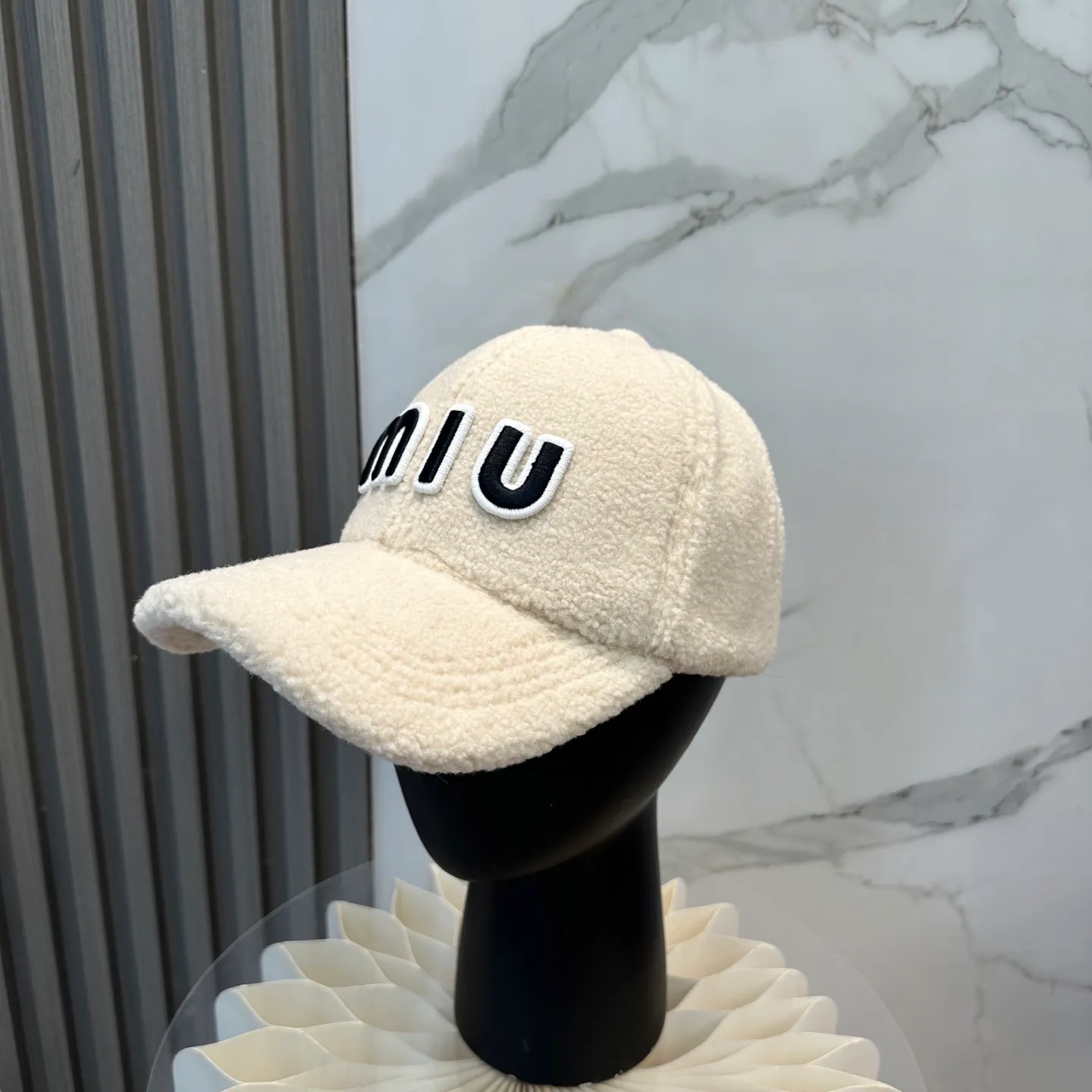 P56 miumiu~The new autumn and winter lamb wool baseball cap~ It is a super perfect interpretation of the sweet and cool style. I just love it so much❤️ The top is sexy and handsome. Both are online! No girl can refuse a fluffy item.