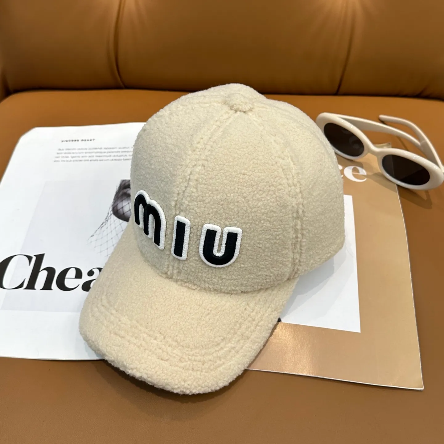 P56 miumiu~The new autumn and winter lamb wool baseball cap~ It is a super perfect interpretation of the sweet and cool style. I just love it so much❤️ The top is sexy and handsome. Both are online! No girl can refuse a fluffy item.
