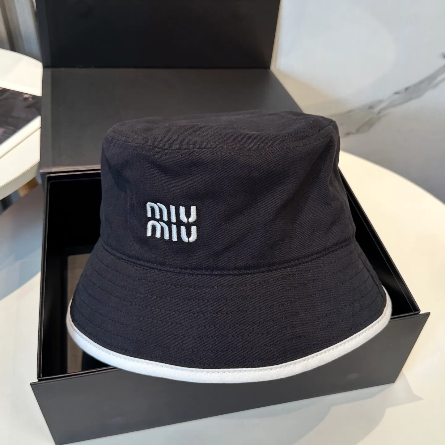 P74💛 Comes with dust bag. [Miumiu Miu Miu] New order style embroidered fisherman hat🧢Big brand style is super easy to match, hurry up and get it!