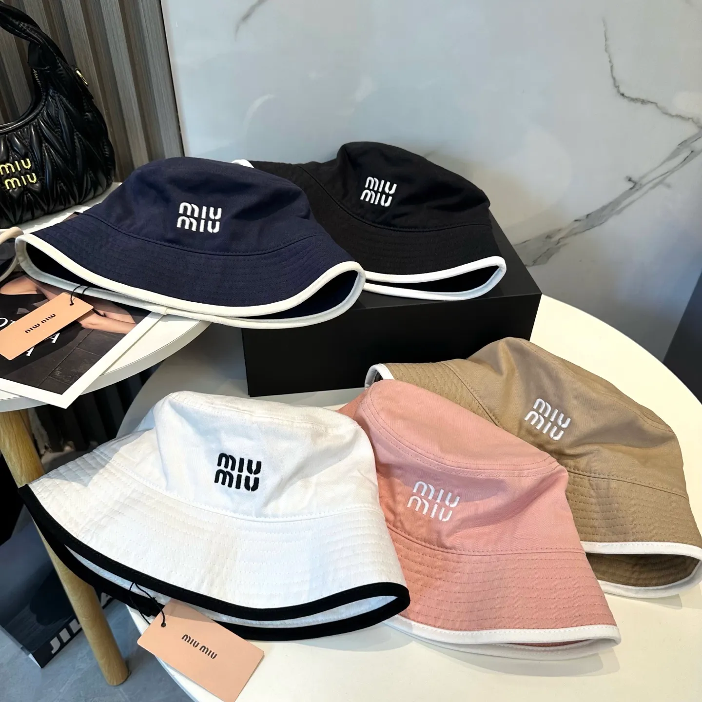 P74💛 Comes with dust bag. [Miumiu Miu Miu] New order style embroidered fisherman hat🧢Big brand style is super easy to match, hurry up and get it!