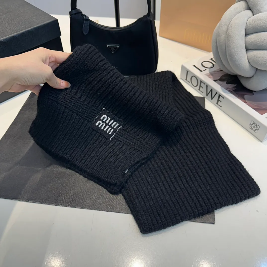 P200 miumiu two-piece knitted hat set, popular at Miumiu counter. Hat + scarf. New product released by Xiaohongshu. Very warm. High-elastic fabric. Classic colors. Same style for men and women.