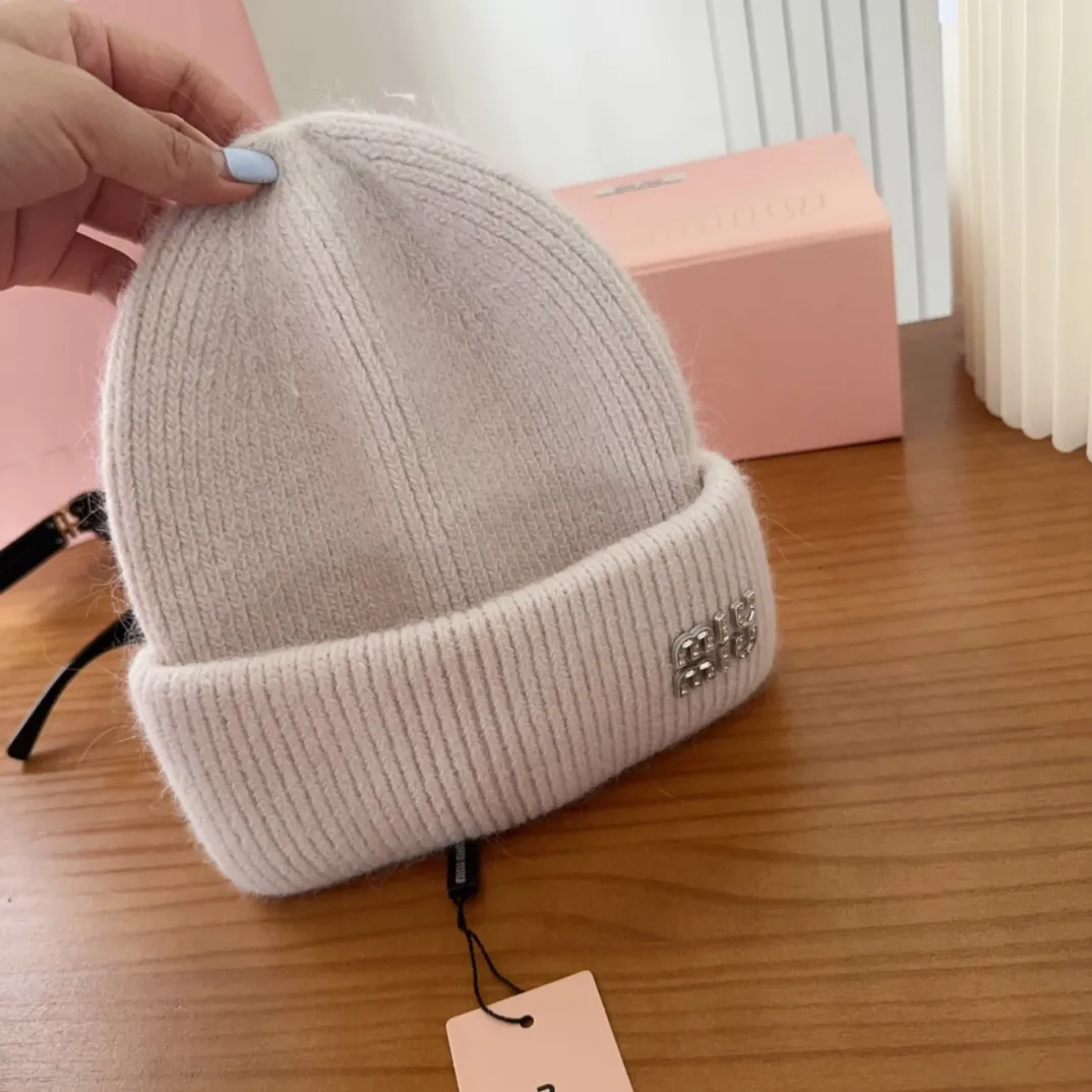 💰56 miumiu🐰Angora rabbit fur autumn and winter woolen hat This high-grade gray dyeing is very difficult to dye! What's more, the material of rabbit fur is like starting from scratch! Highly recommend to everyone. This hat goes well with any type of clothing. It can be both casual and sweet!