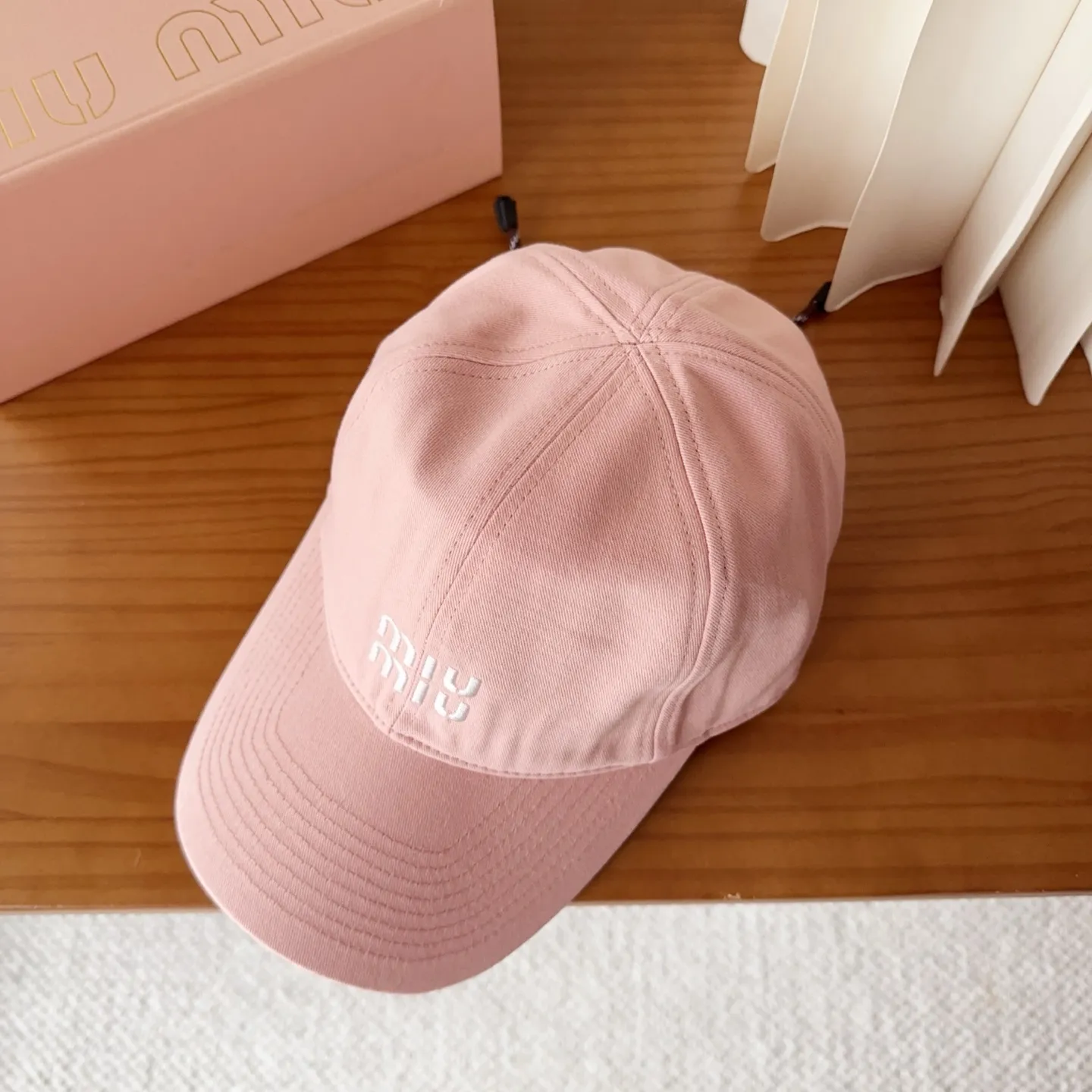 💰60 miumiu new autumn and winter baseball cap from miumiu. The original order is genuine and made to order. The original workmanship is meticulous and the quality is superb!